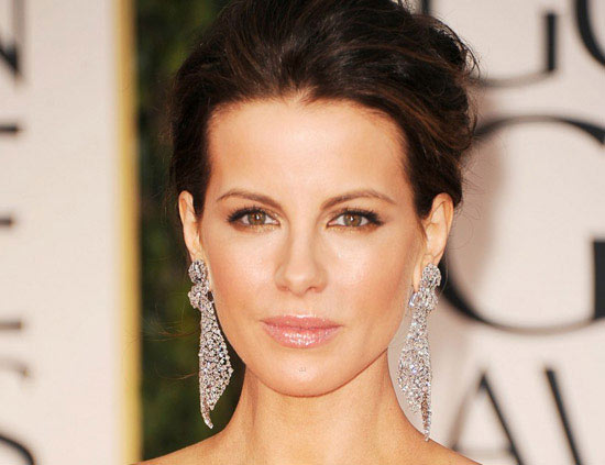 Kate Beckinsale in draped diamond mesh earrings by Lorraine Schwartz