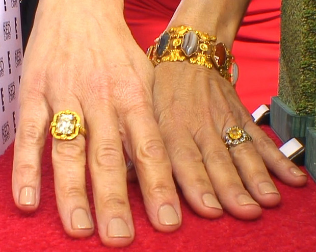 Julia Louis-Dreyfus shows off her Fred Leighton jewelry in the E! manicam at the 2014 Golden Globes