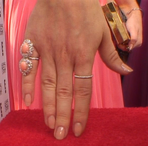 Sarah Hyland wears Lorraine Schwartz rings on the E! mani-cam