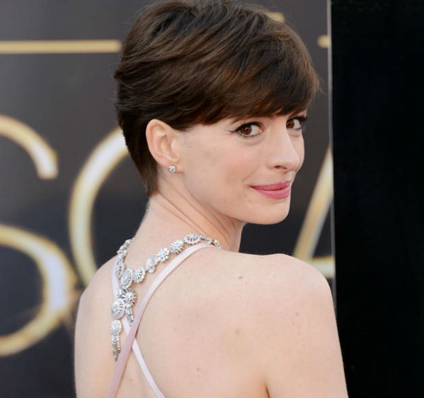 Anne Hathaway wears Tiffany & Co to the 2013 Oscars