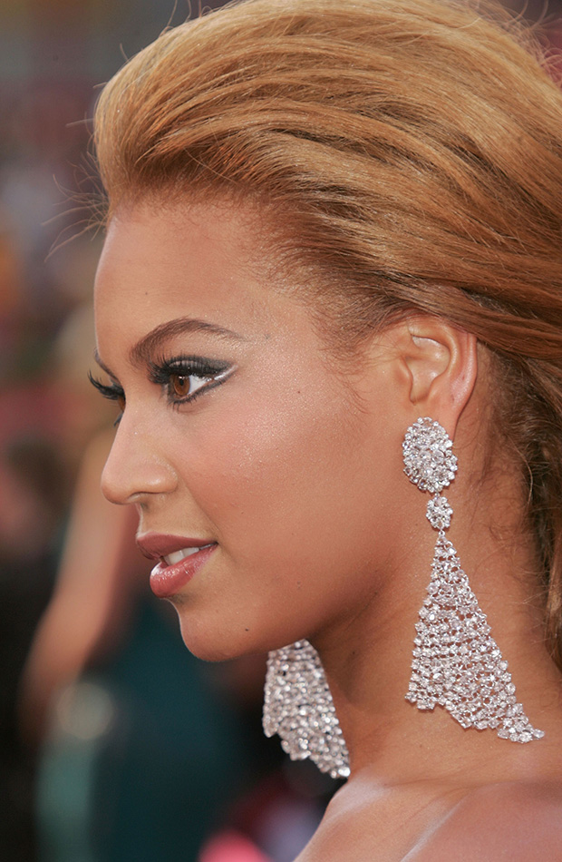 Beyonce wears Lorraine Schwartz earrings to the 2005 Oscars