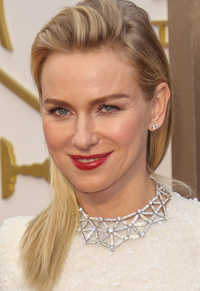Naomi Watts wears a Bulgari necklace on the red carpet at the 2014 Academy Awards