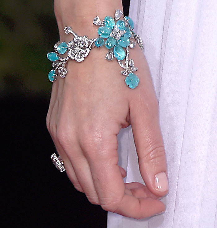Emily Blunt wears a Lorraine Schwartz Paraiba tourmaline bracelet to the 2015 Golden Globes