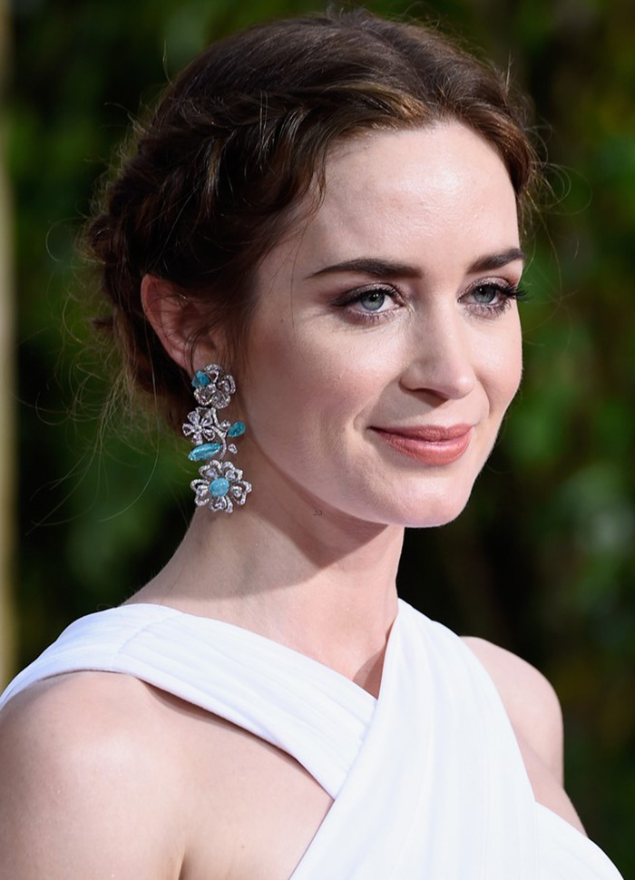 Emily Blunt wears Lorraine Schwartz Paraiba tourmaline and diamond earrings to the 2015 Golden Globe Awards