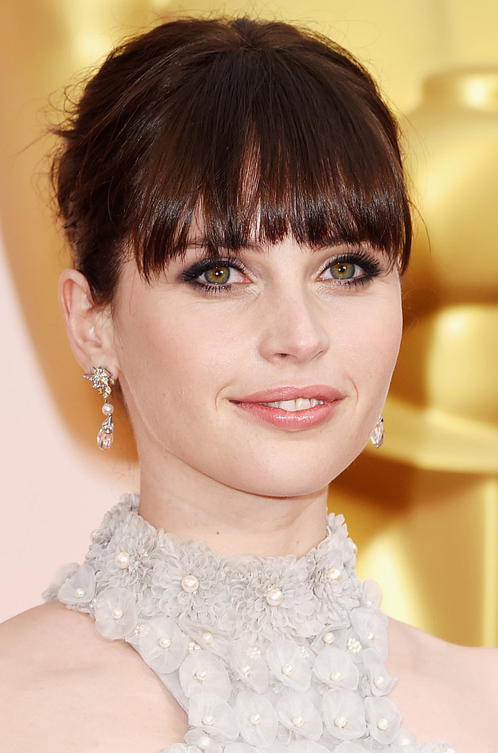 Felicity Jones wears Van Cleef & Arpels jewelry to the 2015 Oscars