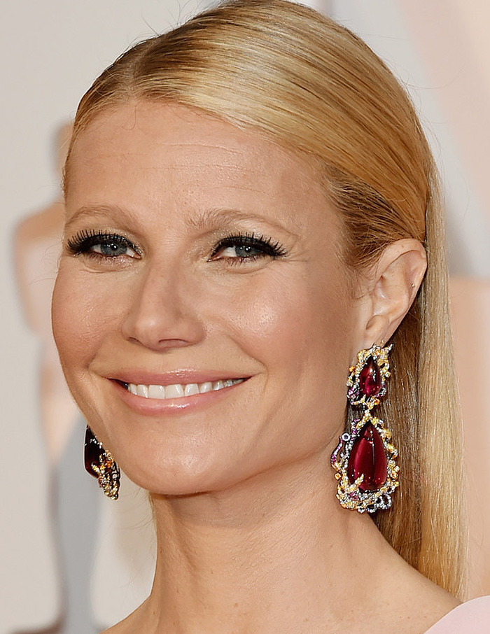 Gwyneth Paltrow wears Anna Hu earrings to the 2015 Oscars