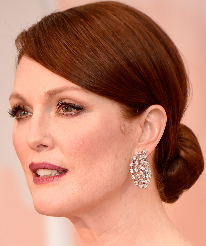 Julianne Moore wears Chopard earrings to the 2015 Oscars