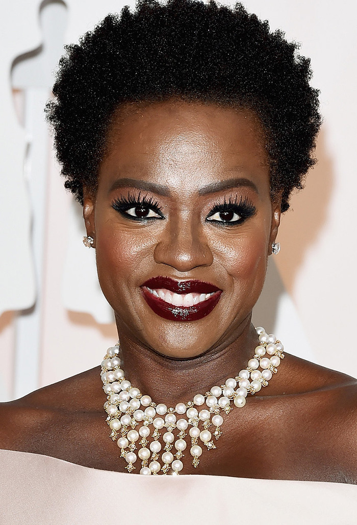 Viola Davis wears a necklace by Van Cleef & Arpels to the 2015 Oscars