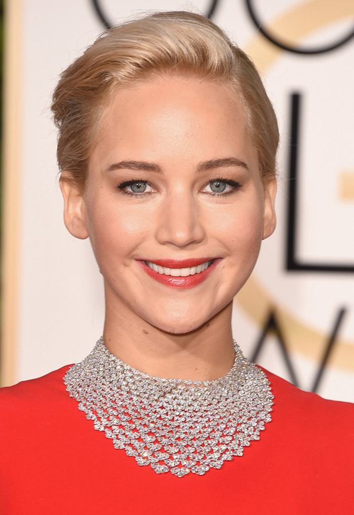 Jennifer Lawrence wears a Chopard necklace at the 2016 Golden Globe Awards