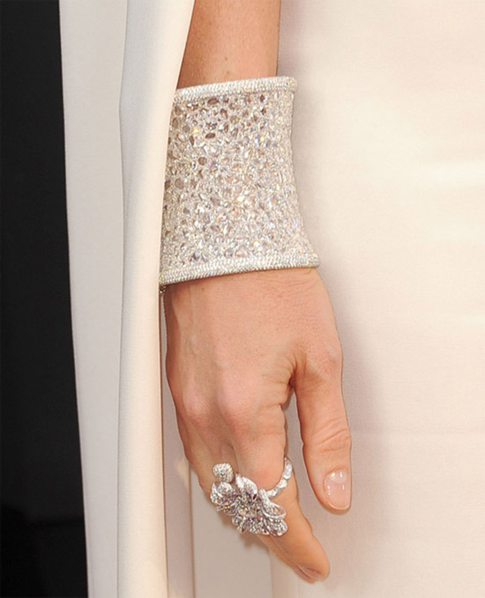 Gwyneth wears Anna Hu at the 2012 Oscars
