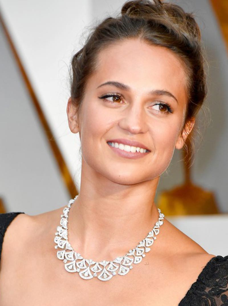 Alicia Vikander wears a Bulgari necklace to the 2017 Oscars