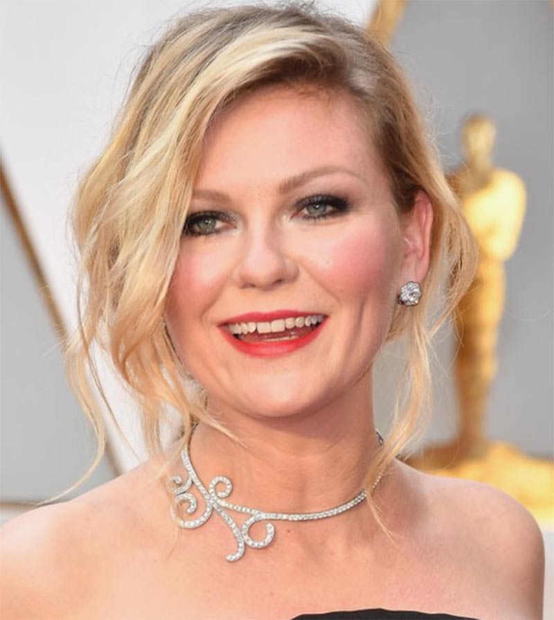 Kirsten Dunst wears a scrolled diamond collar by Nikawa to the 2017 Academy Awards