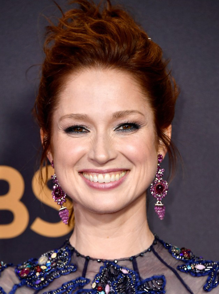 Ellie Kemper wears Lorraine Schwartz earrings to the 2017 Emmy Awards