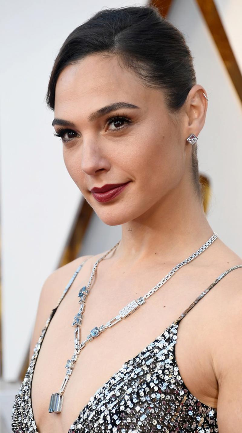 Gal Gadot wears a Tiffany aquamarine necklace to the 2018 Oscars