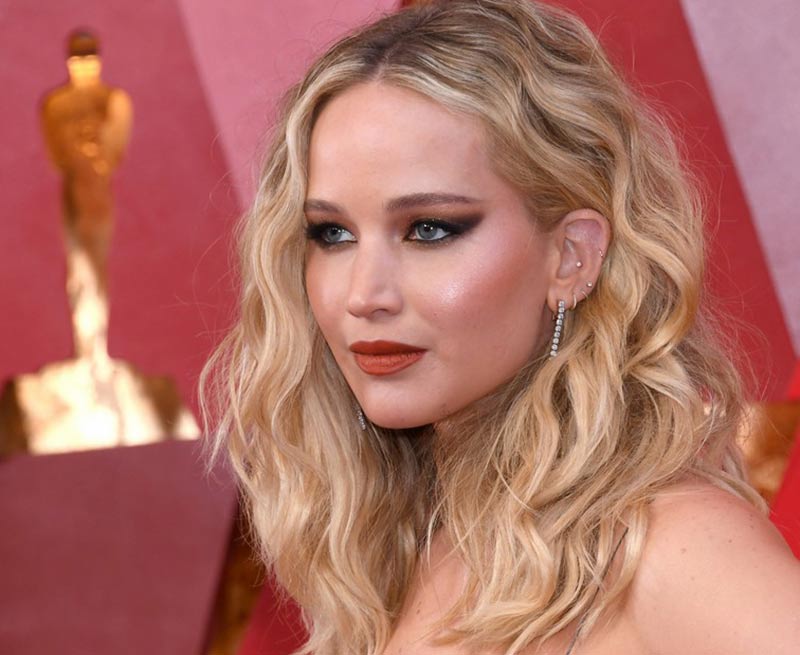 Jennifer Lawrence wears Niwaka diamond earrings to the 2018 Oscars
