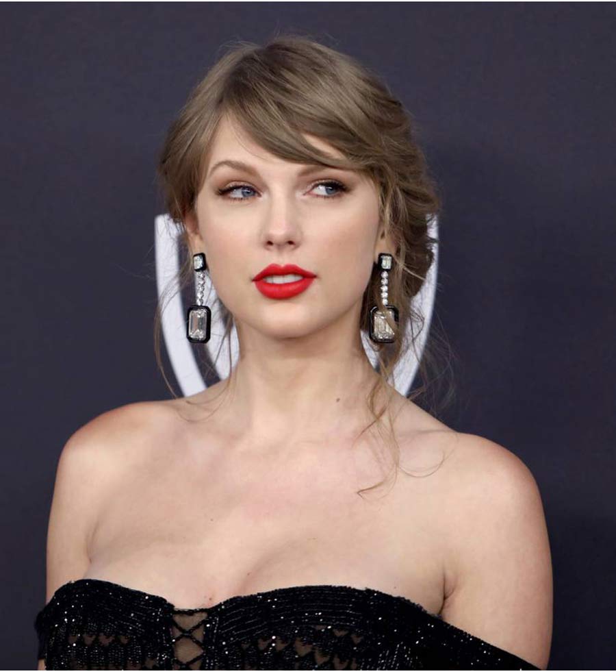 Taylor Swift wears earrings by Lorraine Schwartz to the 2019 Golden Globe Awards