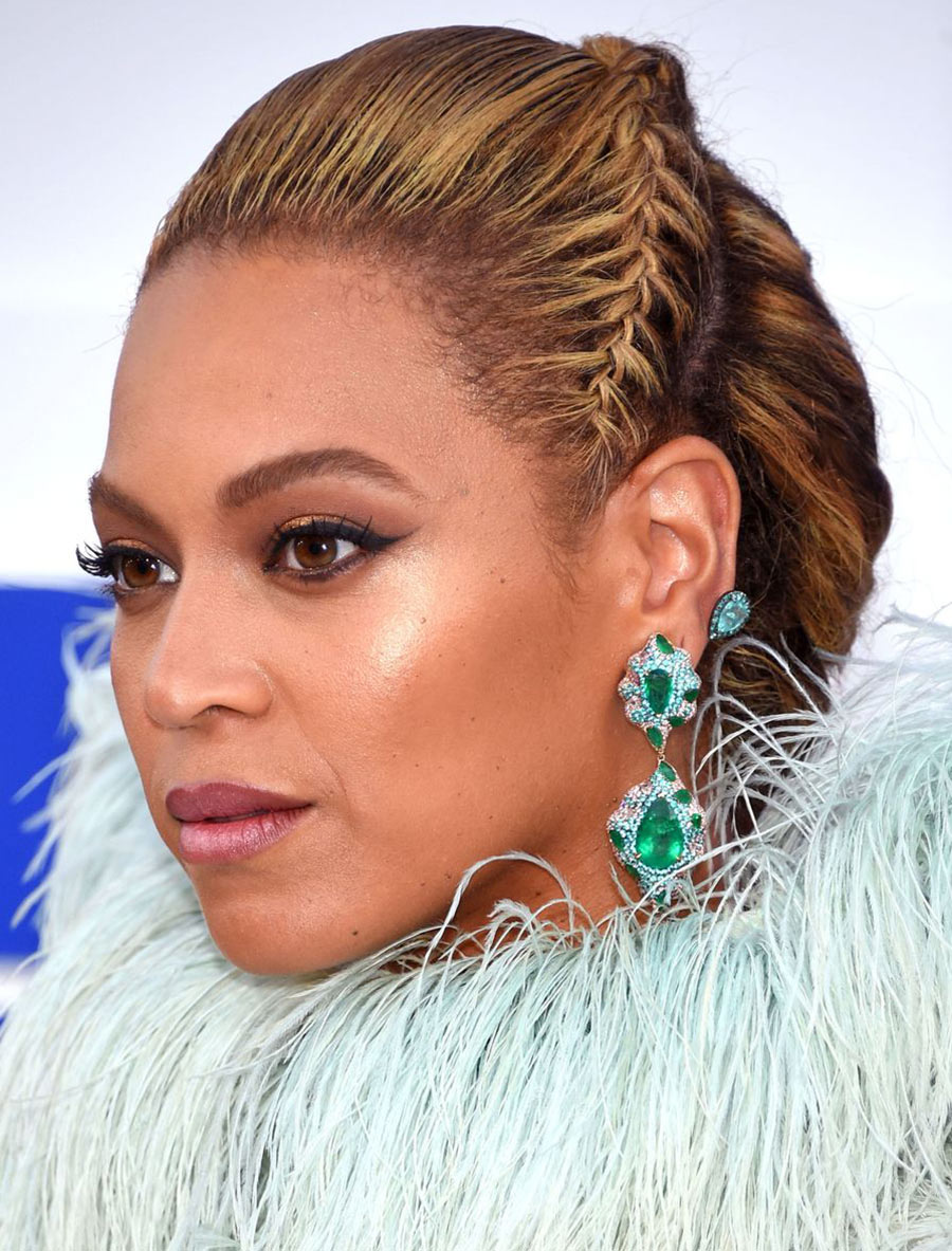 Beyonce wears Lorraine Schwartz earrings to the VMAs